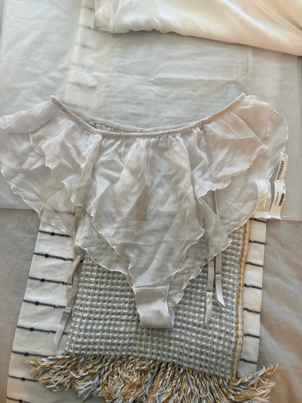 Skims Romance Ruffle Garter